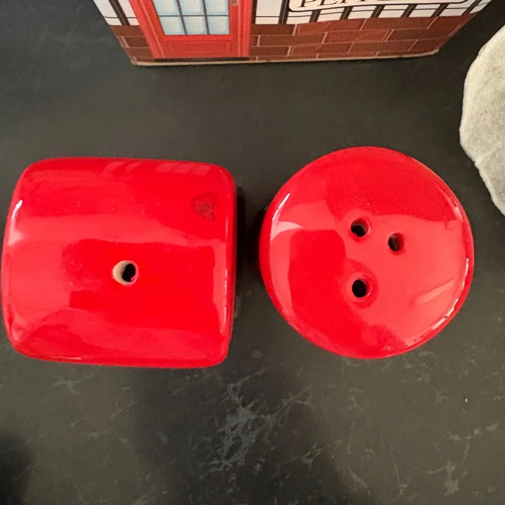 London style Telephone booth and post office Salt and Pepper Shaker Set - Picture 3 of 4